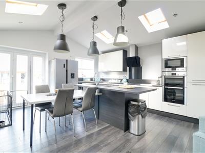 'L' SHAPED ENTENDED KITCHEN/DINER/FAMILY AREA meas